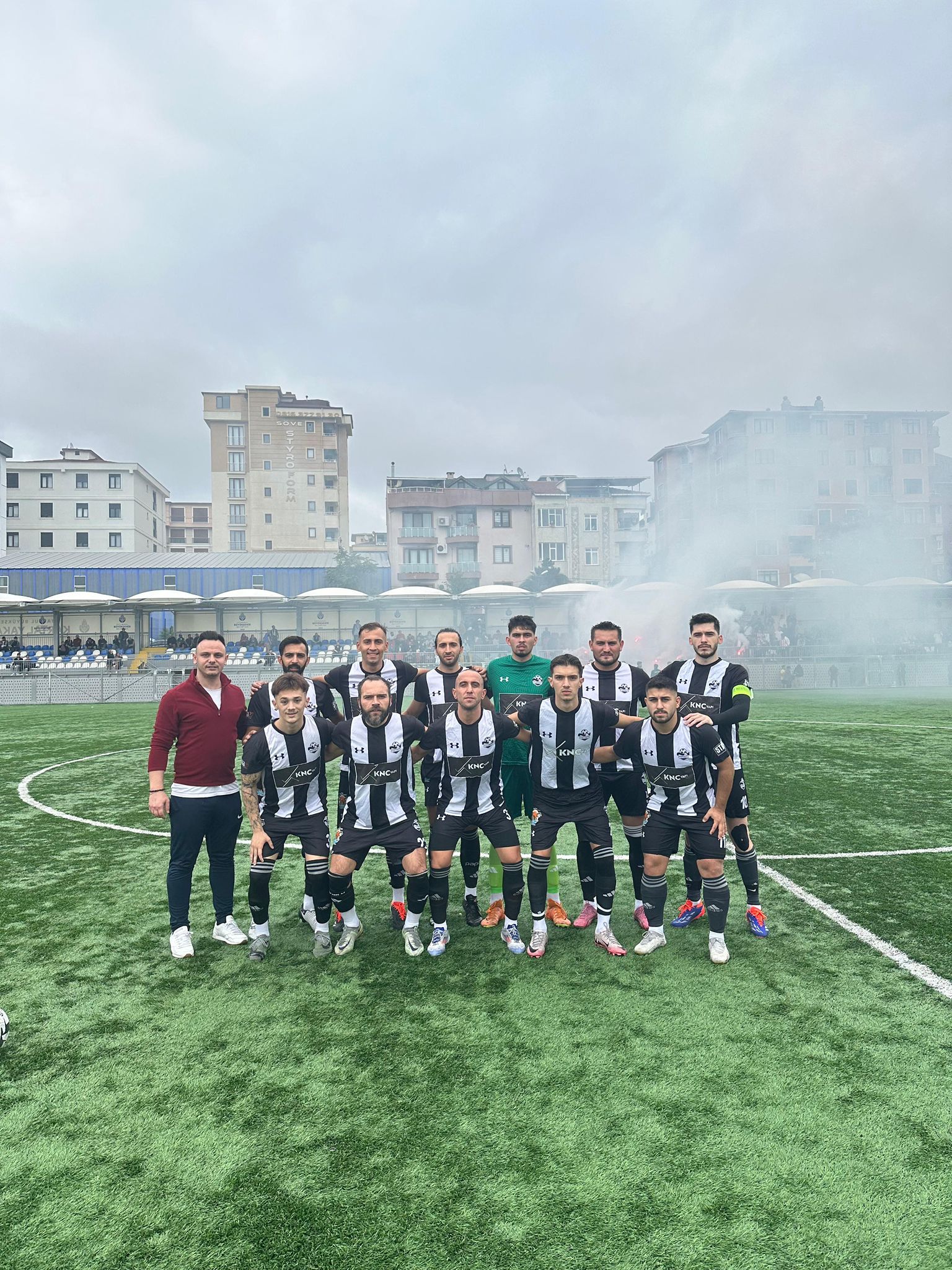 1. Amatör ligde mücadele eden ve grubunda şampiyon olan KUZGUNCUK Spor' u tebrik ediyor, Süper Amatör Lig de başarılar diliyoruz.